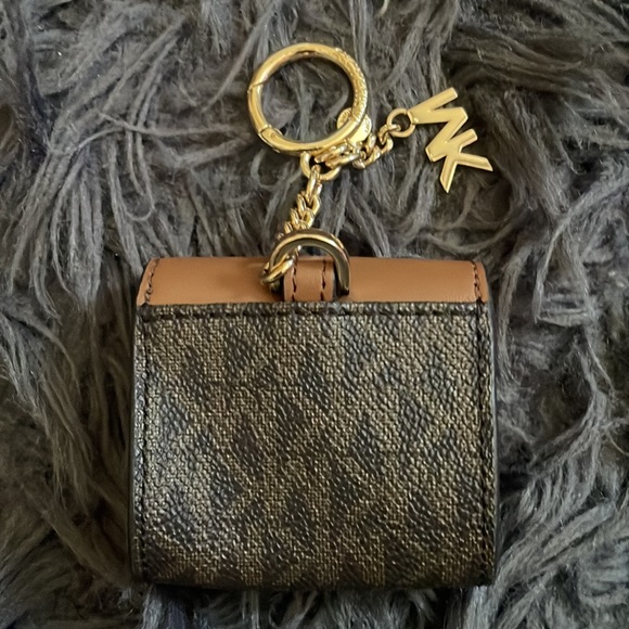Michael Kors airpods case - Picture 3 of 5
